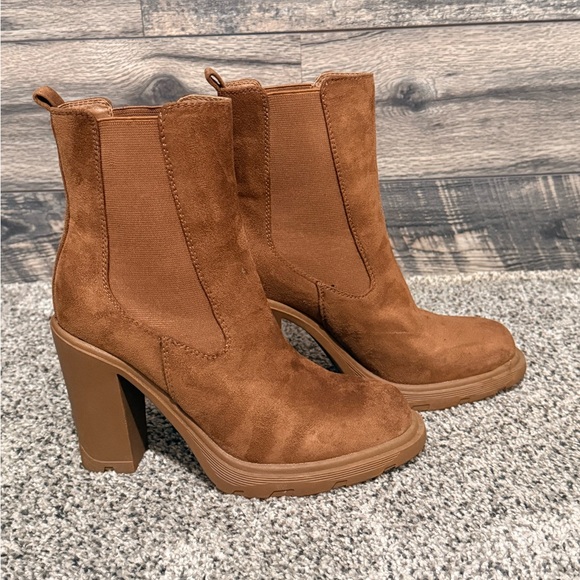 Nine West Light Brown Tan Suede Block Heel Chelsea Boots - Picture 3 of 5